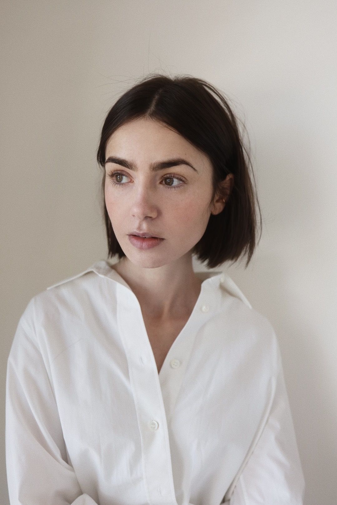 Lily Collins' Chic Bob: Hair, Brows, And Nude Lip Look Lily Collins' Chic Bob: Hair, Brows, And Nude Lip Look
