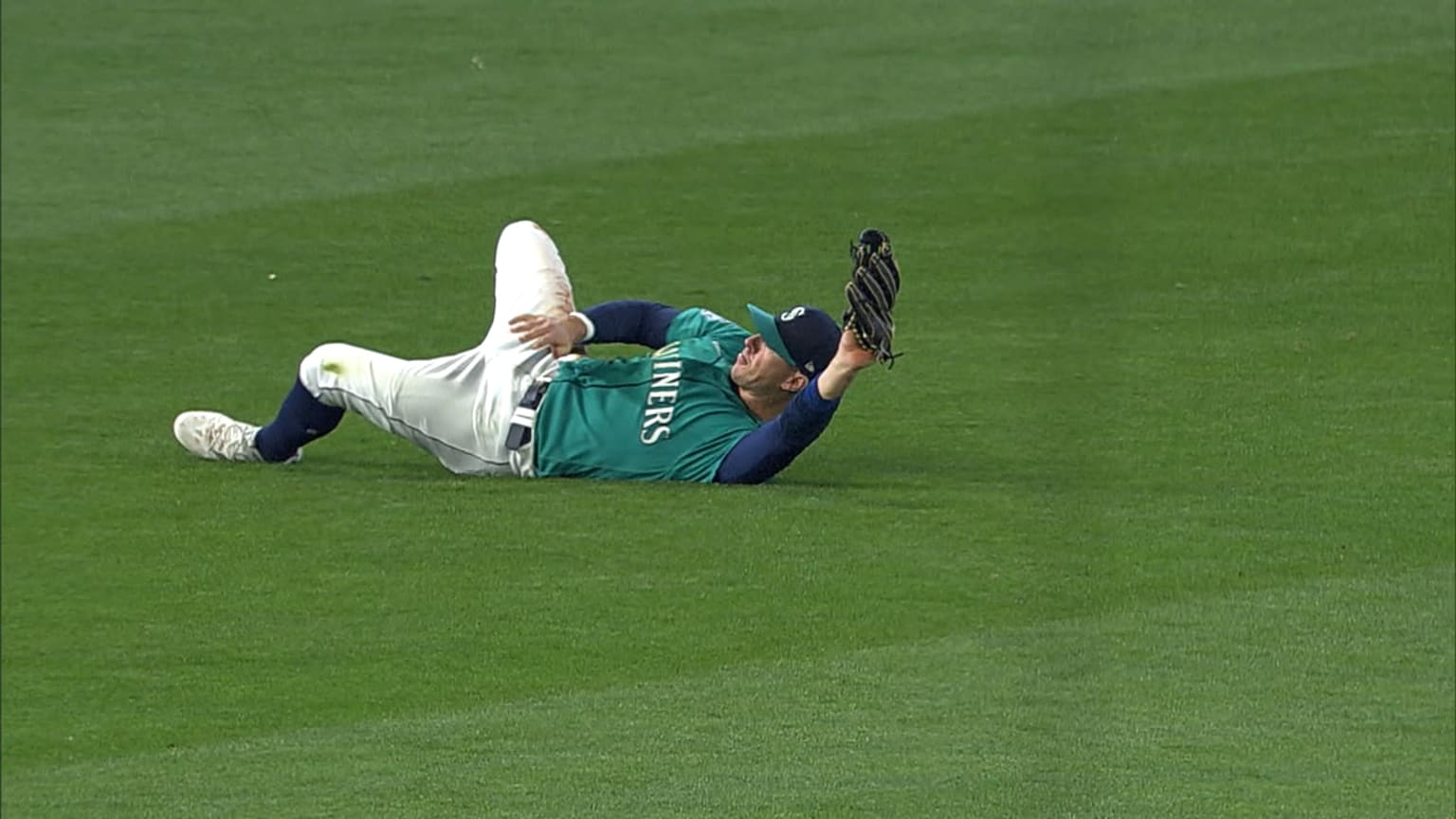 Mariners Outfielder's Diving Catch: A Play For The Ages Against The Giants Mariners Outfielder's Diving Catch: A Play For The Ages Against The Giants