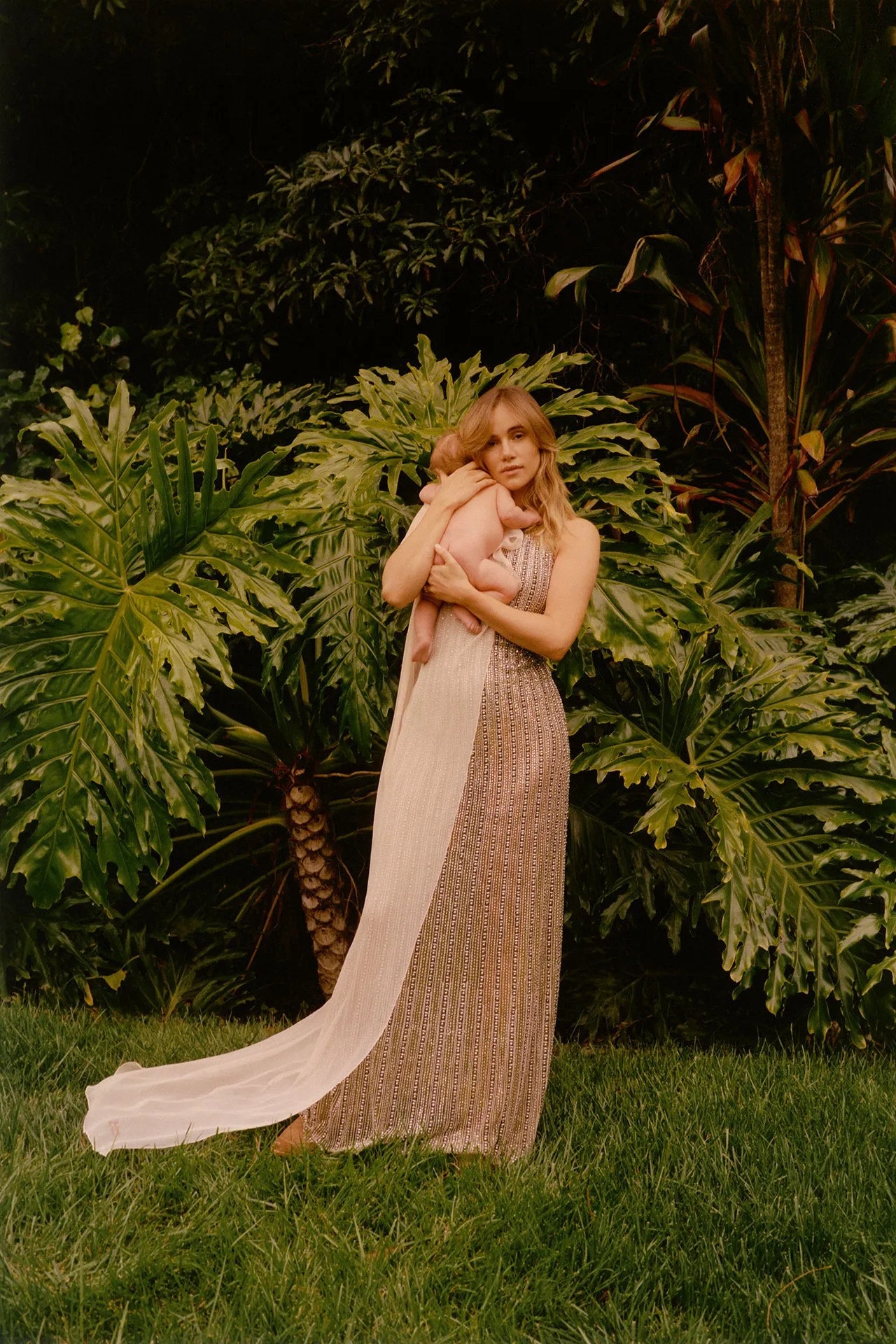 Met Gala 2025: Suki Waterhouse's Head-Turning Black Tuxedo Dress Met Gala 2025: Suki Waterhouse's Head-Turning Black Tuxedo Dress