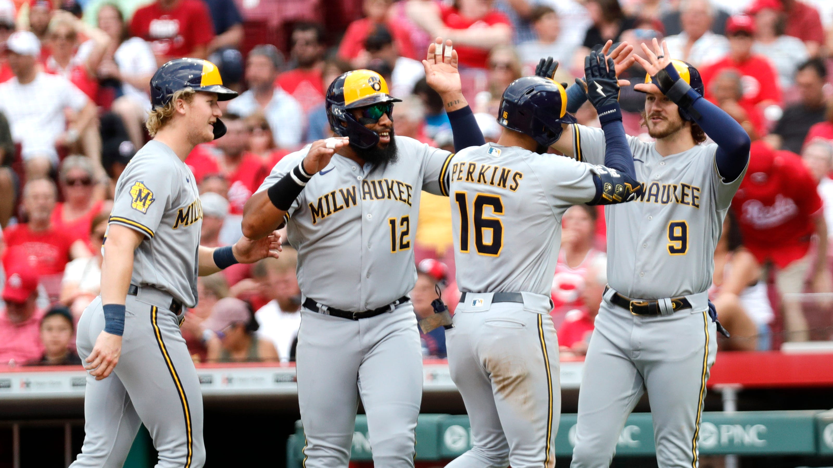 Milwaukee Brewers Beat Cincinnati Reds 8-2; Chourio's Two HRs Milwaukee Brewers Beat Cincinnati Reds 8-2; Chourio's Two HRs