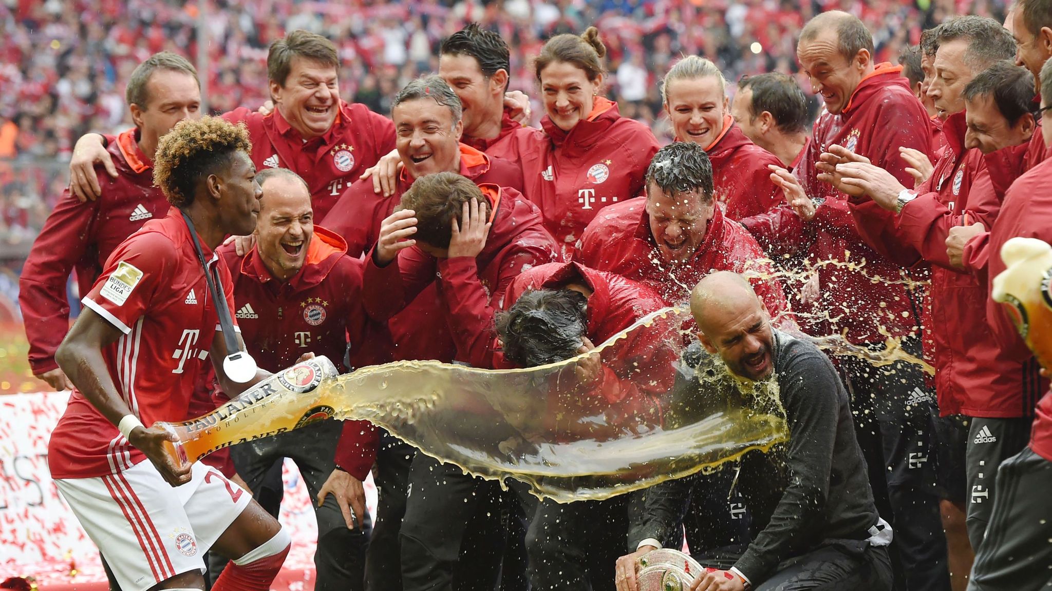 Müller's Last Home Game: Bayern Celebrate Bundesliga Win Müller's Last Home Game: Bayern Celebrate Bundesliga Win