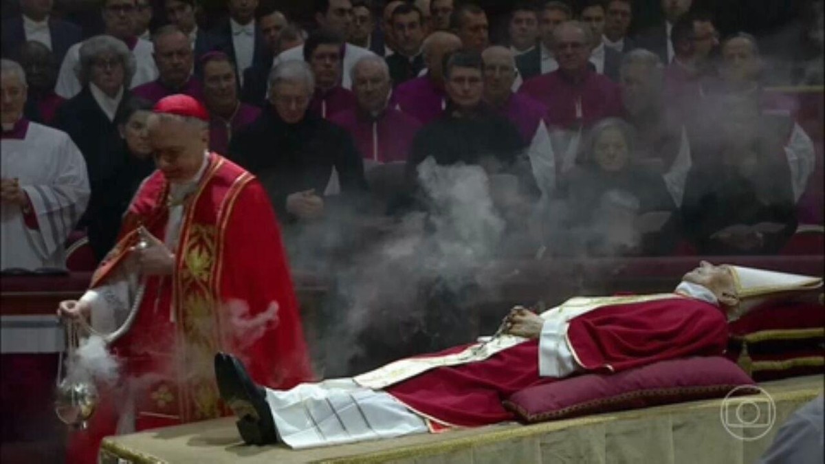 Multidão Dorme Nas Ruas Do Vaticano Em Antecipação Ao Funeral Do Papa Multidão Dorme Nas Ruas Do Vaticano Em Antecipação Ao Funeral Do Papa