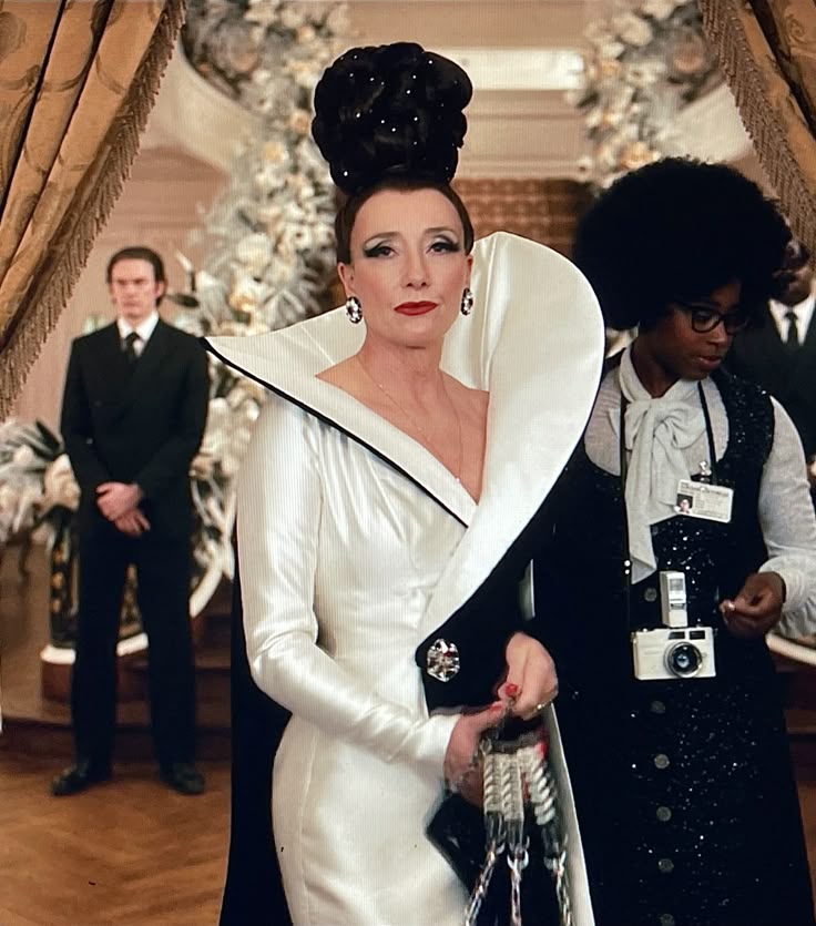 New Cruella Trailer: Emma Stone Vs. Emma Thompson's Baroness Von Hellman New Cruella Trailer: Emma Stone Vs. Emma Thompson's Baroness Von Hellman