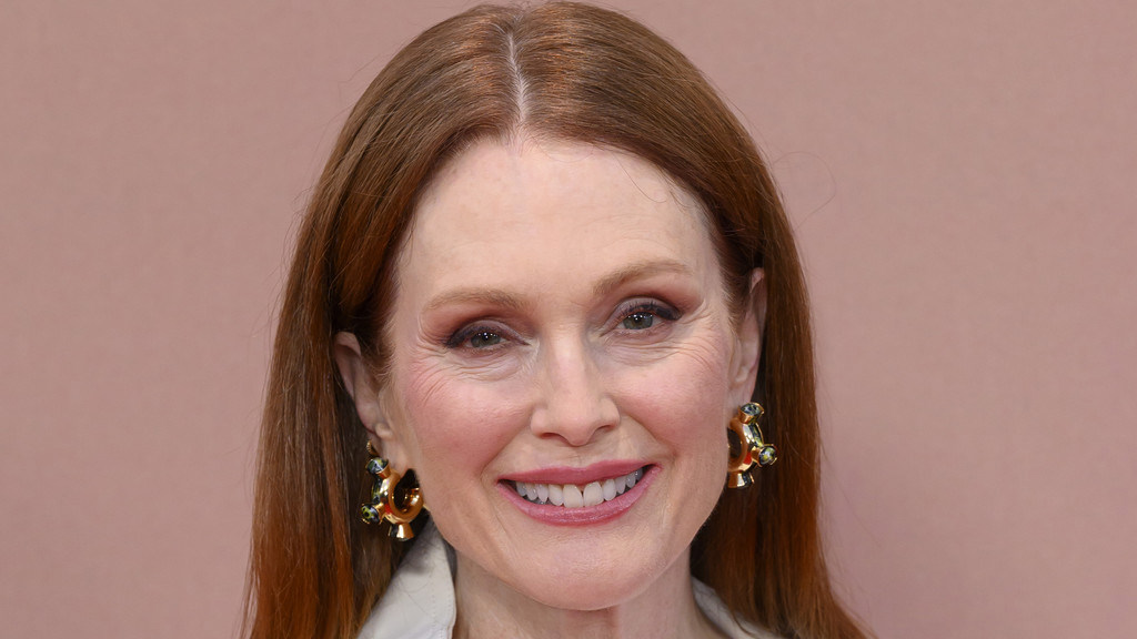 New Series Siren: Julianne Moore's Dark Comedy Trailer Debuts New Series Siren: Julianne Moore's Dark Comedy Trailer Debuts
