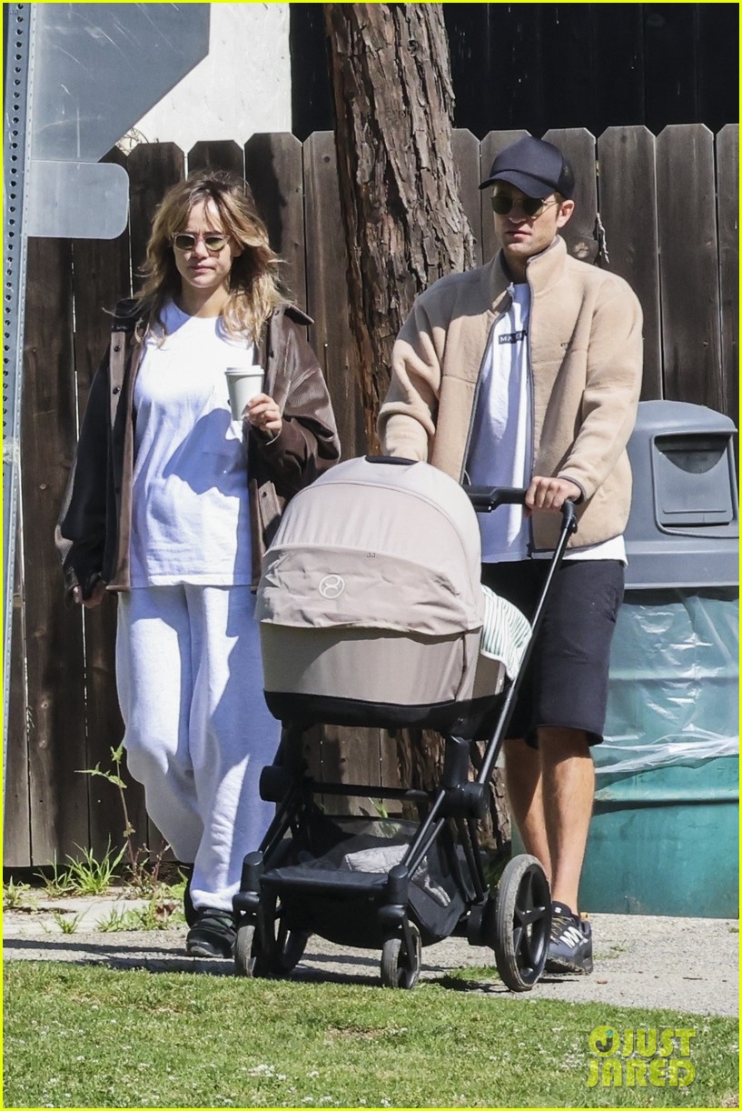 New York City Romance: Robert Pattinson And Suki Waterhouse's Public Display Of Affection New York City Romance: Robert Pattinson And Suki Waterhouse's Public Display Of Affection