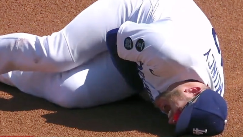 NFL Veteran's Casual Fly Ball Grab From Max Muncy In Japan NFL Veteran's Casual Fly Ball Grab From Max Muncy In Japan