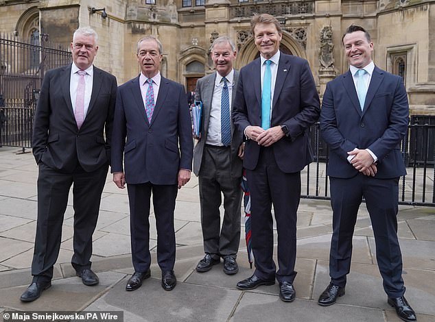 Nigel Farage In Shrewsbury: Reform Party Leader's Visit, Flat Cap, G&T, And Conservative Criticism Nigel Farage In Shrewsbury: Reform Party Leader's Visit, Flat Cap, G&T, And Conservative Criticism