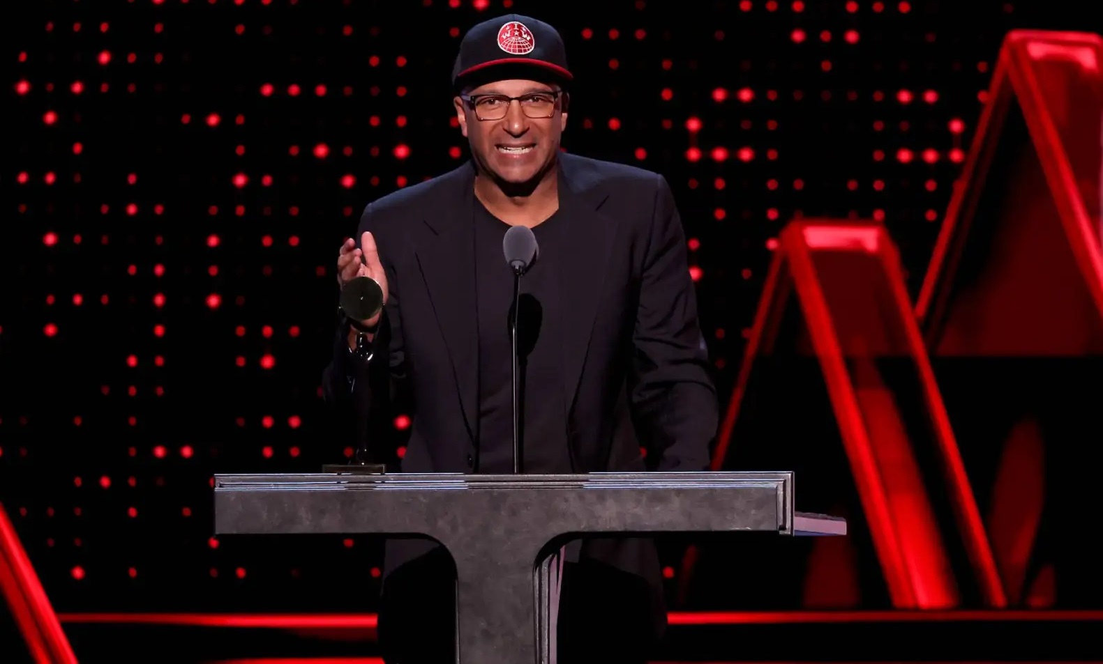 Ο Tom Morello Κατά Του Τραμπ: Η Πολιτική Διάσταση Και Η Μουσική Αντίθεση Ο Tom Morello Κατά Του Τραμπ: Η Πολιτική Διάσταση Και Η Μουσική Αντίθεση