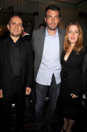 On-Set Footage: Ben Affleck And Gillian Anderson In A High-Stakes Shootout Scene On-Set Footage: Ben Affleck And Gillian Anderson In A High-Stakes Shootout Scene