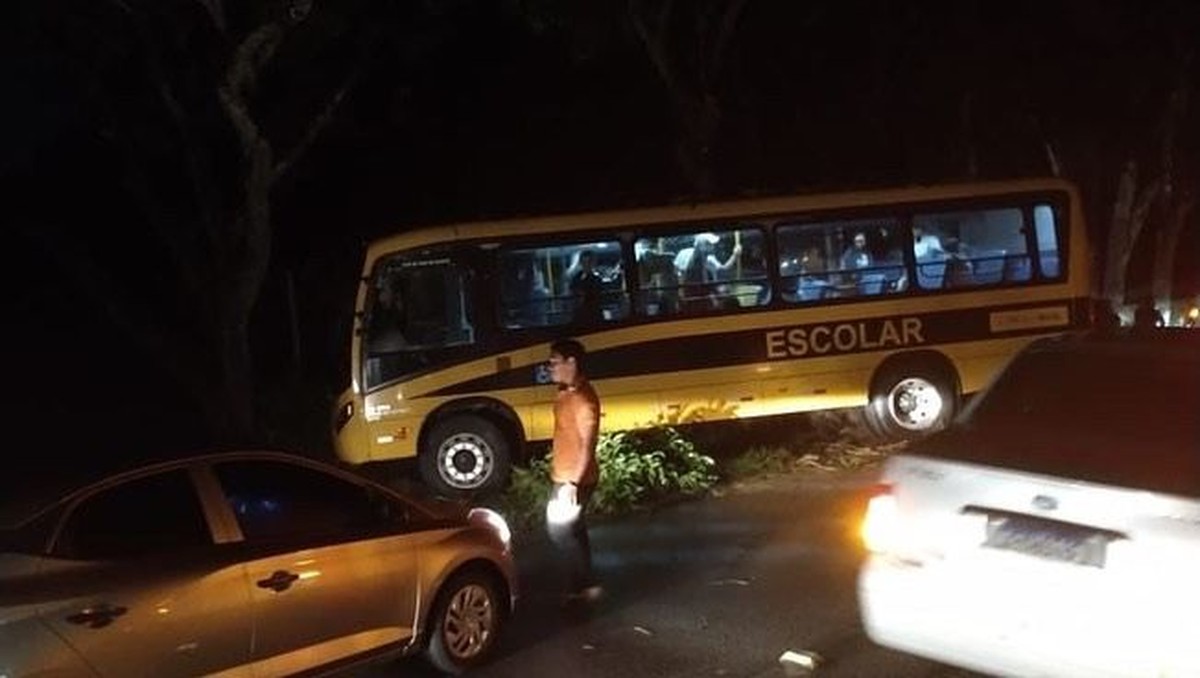Ônibus Universitário Se Envolve Em Grave Acidente Ônibus Universitário Se Envolve Em Grave Acidente