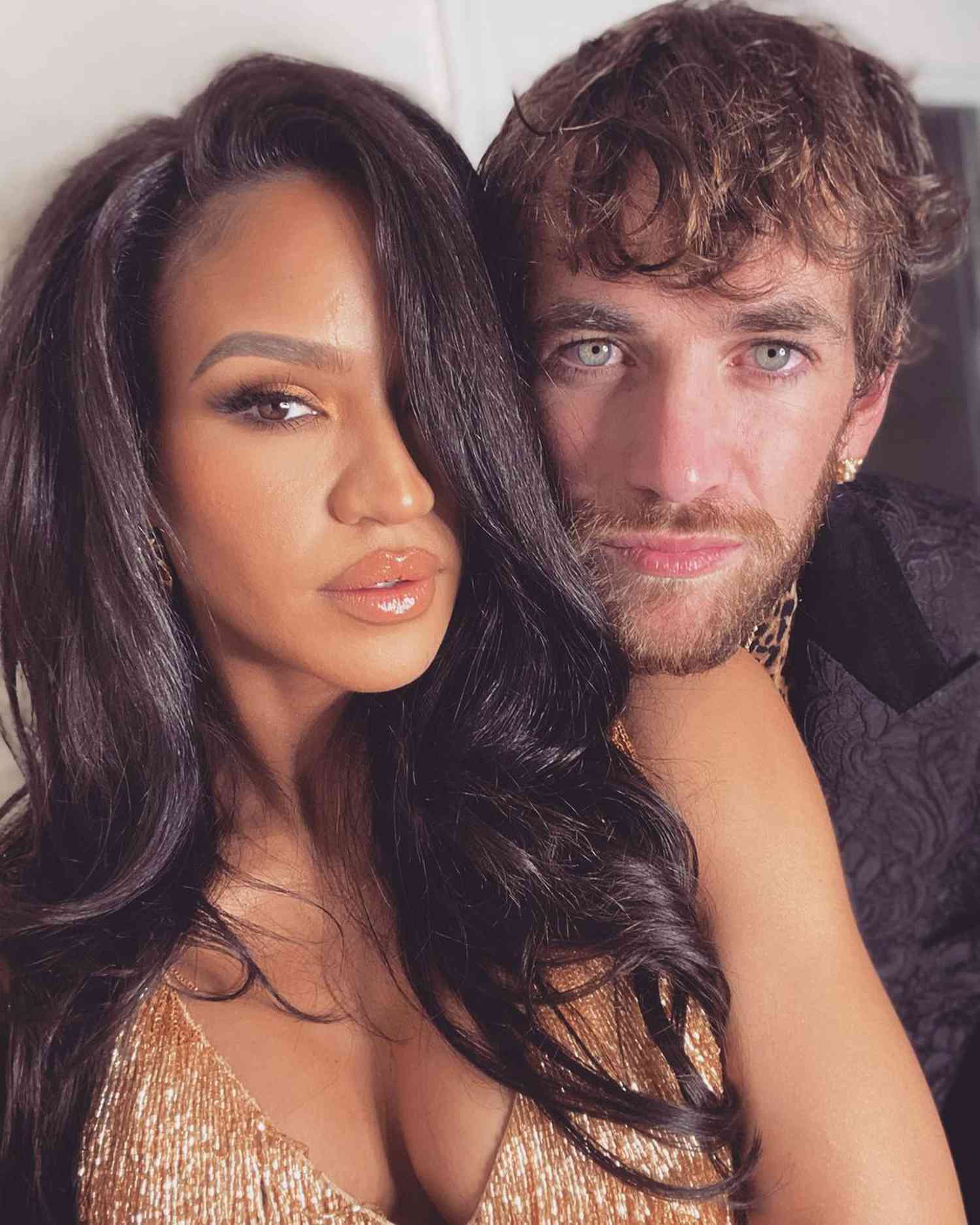 Pregnant Cassie & Alex Fine: A Look At Their MobLand Red Carpet Moment Pregnant Cassie & Alex Fine: A Look At Their MobLand Red Carpet Moment