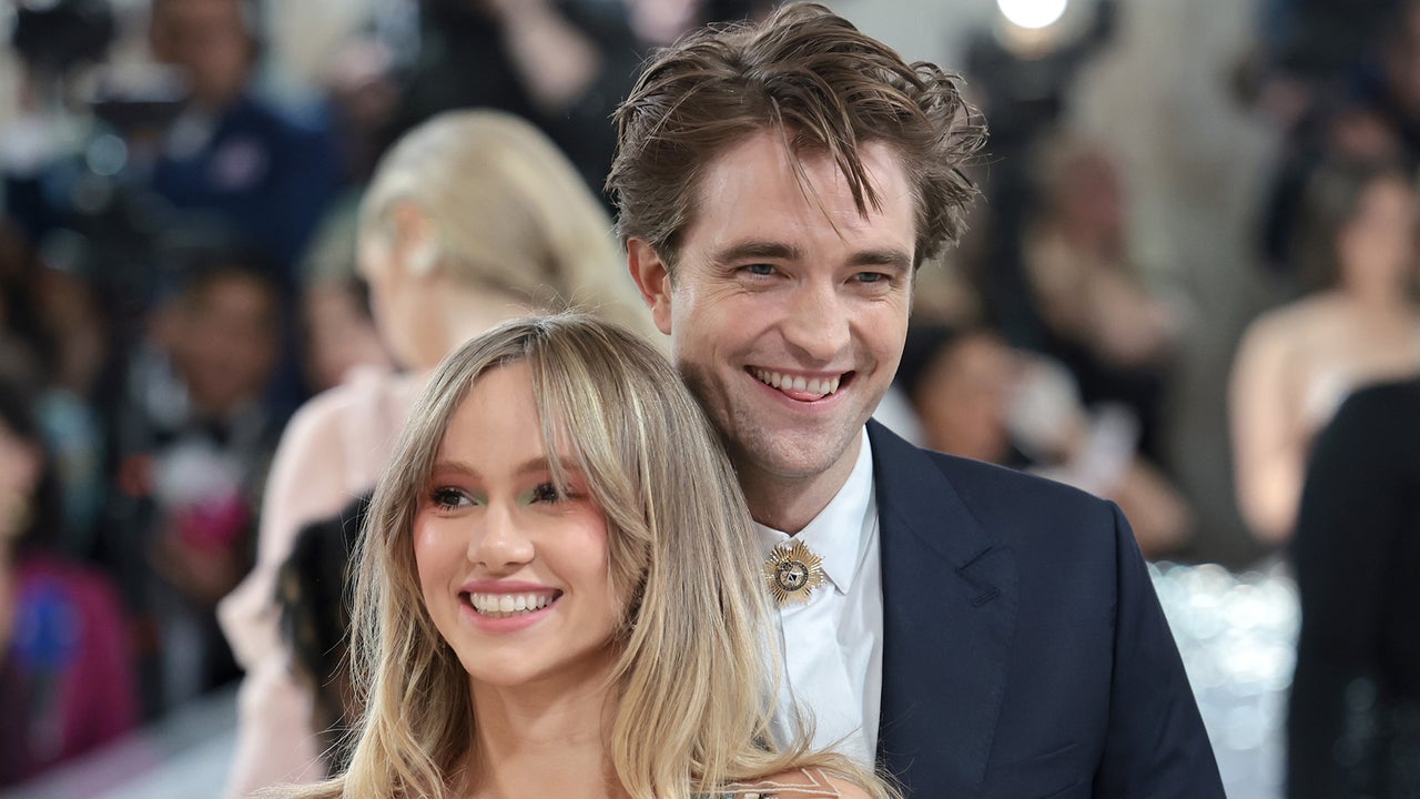 Retro Trainers Are Back: Suki Waterhouse Leads The Trend Retro Trainers Are Back: Suki Waterhouse Leads The Trend