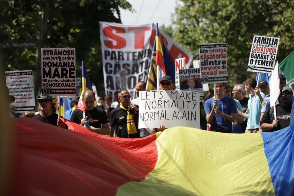 Revenirea Fraților Tate În România: Imagini De La Parada Prin Centrul Bucureștiului Revenirea Fraților Tate În România: Imagini De La Parada Prin Centrul Bucureștiului