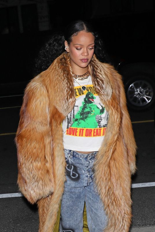 Rihanna Spotted In Santa Monica: Cozy Winter Outfit Details Rihanna Spotted In Santa Monica: Cozy Winter Outfit Details