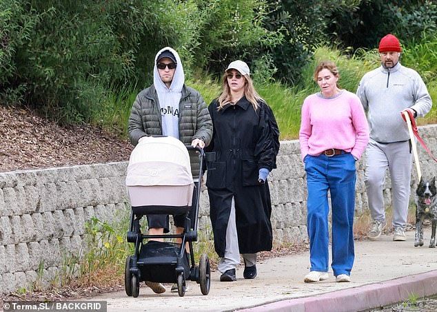 Robert Pattinson: Proficient In Baby Care, Including Diaper Changes Robert Pattinson: Proficient In Baby Care, Including Diaper Changes