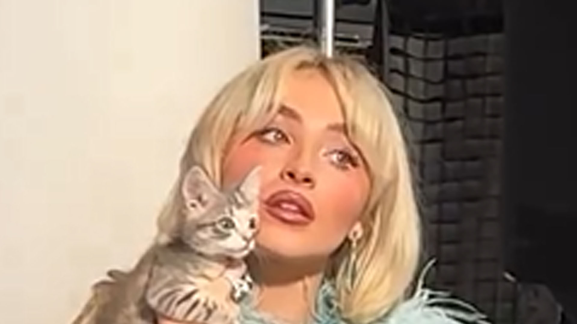 Sabrina Carpenter And Fun Size Co-Star Surprise SNL Audience Sabrina Carpenter And Fun Size Co-Star Surprise SNL Audience