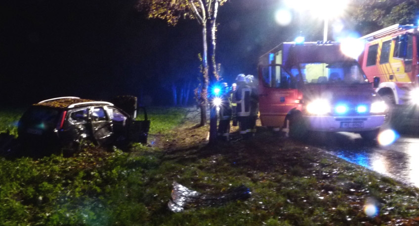 Schwerer Unfall In Stemwede Bei Bad Essen: Autofahrer Kracht Gegen Baum Schwerer Unfall In Stemwede Bei Bad Essen: Autofahrer Kracht Gegen Baum