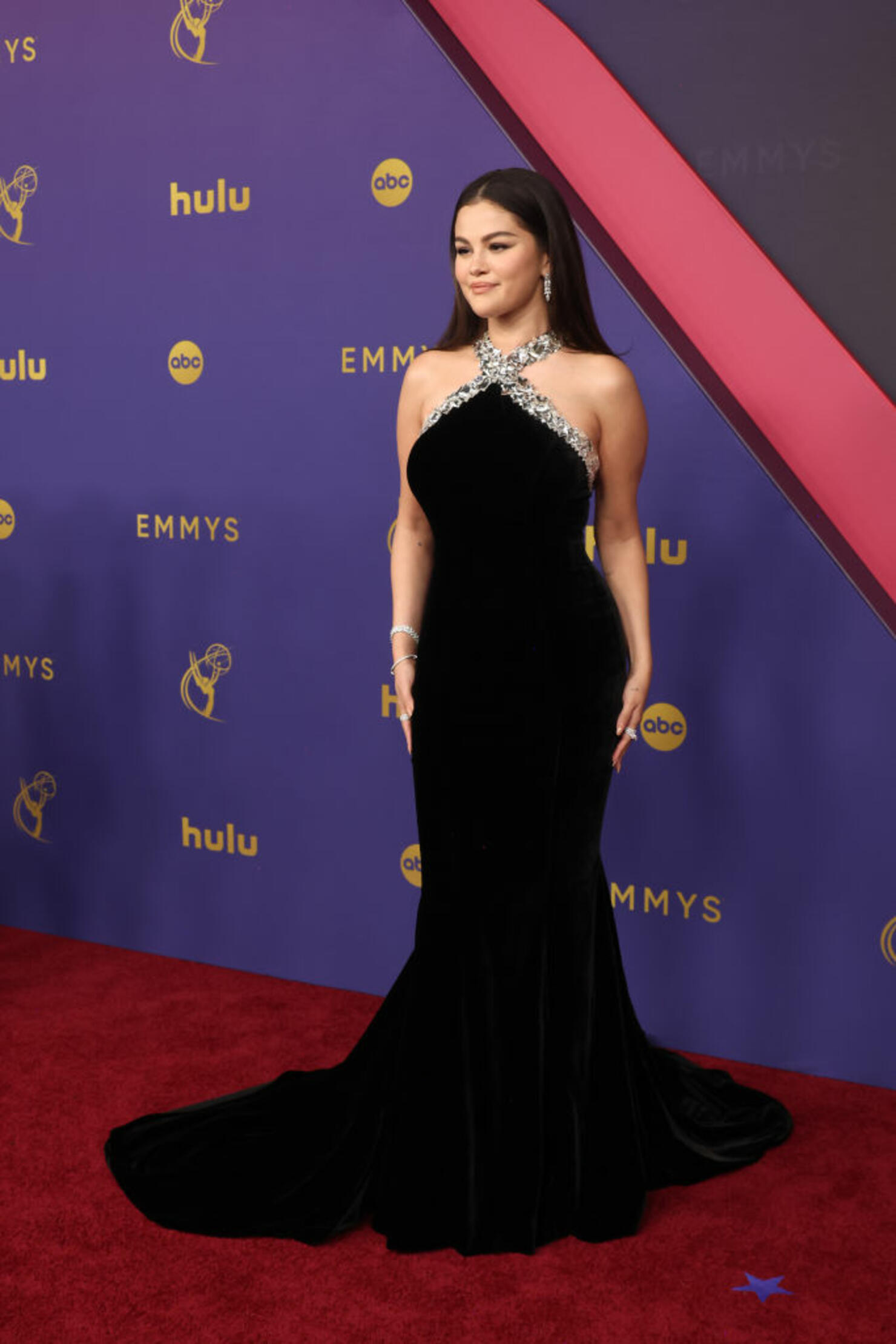Selena Gomez Sells Personal Diamond Ring To Multiple Fans By Mistake Selena Gomez Sells Personal Diamond Ring To Multiple Fans By Mistake