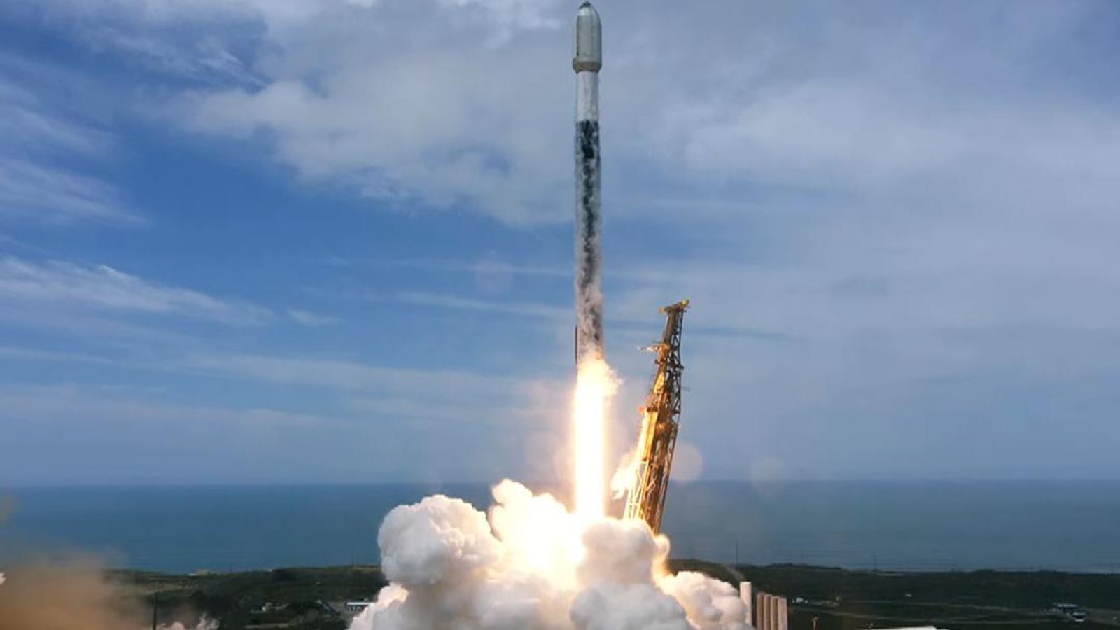 SpaceX's Falcon 9 Launches Another 27 Starlink Satellites