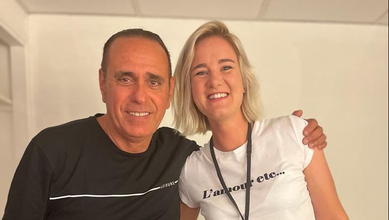Succès Parisien Pour Stéphane, La Chanteuse Romande Succès Parisien Pour Stéphane, La Chanteuse Romande