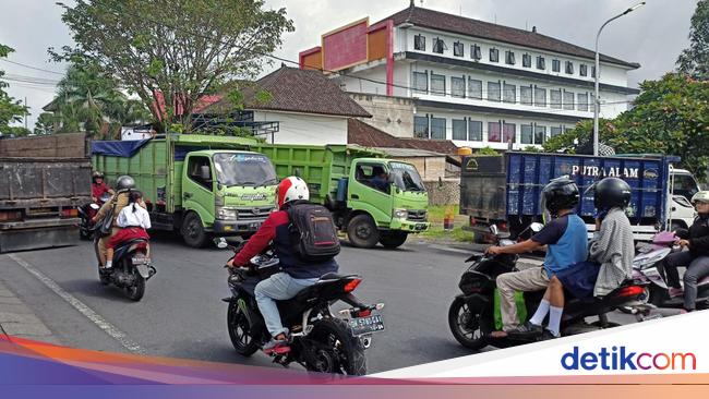 Surya Paloh Soroti Krisis Infrastruktur Jalan Raya Bali Surya Paloh Soroti Krisis Infrastruktur Jalan Raya Bali