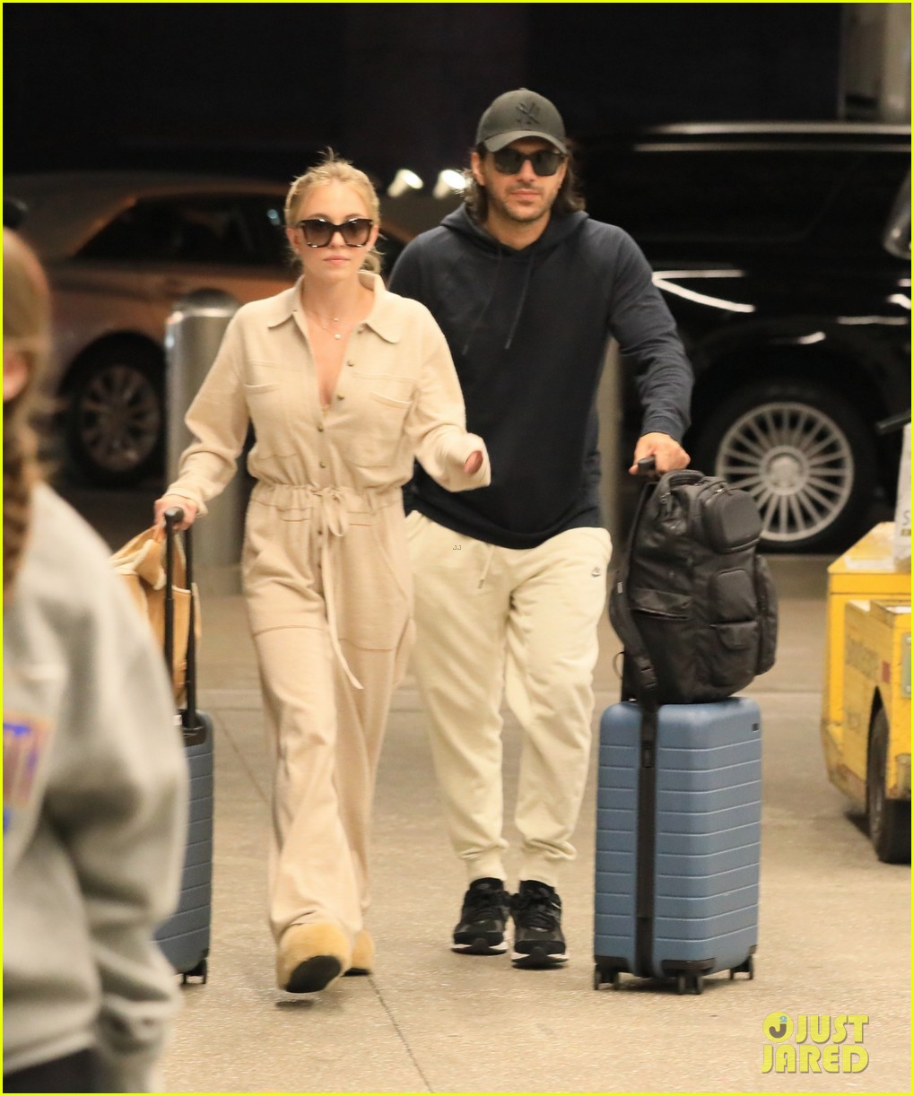 Sydney Sweeney's Wedding Plans With Jonathan Davino Reportedly Cancelled Sydney Sweeney's Wedding Plans With Jonathan Davino Reportedly Cancelled