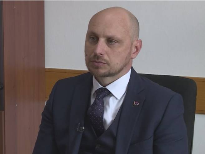 Тадић Осуђује Напад На Децу: Шмит И Одговорност За Сукобе У БиХ Тадић Осуђује Напад На Децу: Шмит И Одговорност За Сукобе У БиХ