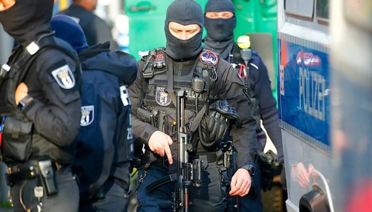 تفاصيل جديدة حول مداهمات الشرطة الألمانية لمشجعين تفاصيل جديدة حول مداهمات الشرطة الألمانية لمشجعين