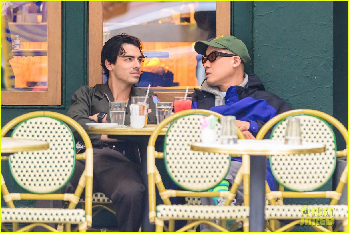 The Unexpected Joe Jonas Response To A Couple's Fight The Unexpected Joe Jonas Response To A Couple's Fight
