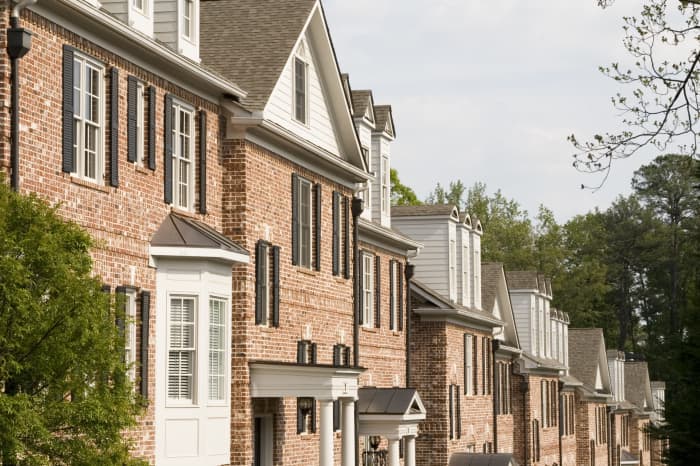 Toronto Housing Market Slowdown: Sales Fall 23%, Prices Drop 4% Toronto Housing Market Slowdown: Sales Fall 23%, Prices Drop 4%