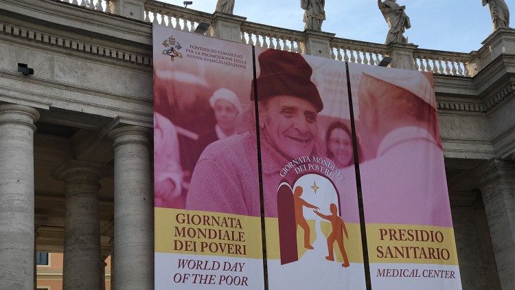 Tradicionalni Papežev Blagoslov: Pozdrav Množice Na Trgu Sv. Petra Tradicionalni Papežev Blagoslov: Pozdrav Množice Na Trgu Sv. Petra