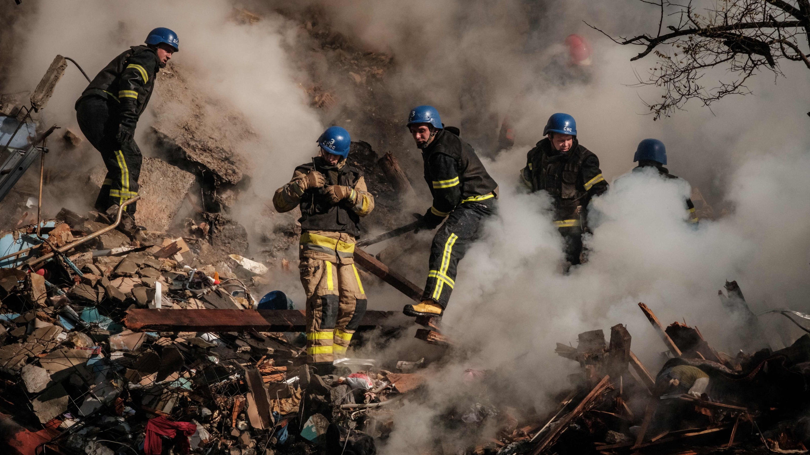 Ukraine Under Fire: Russia Launches Deadly Air Strikes As US Seeks Peace