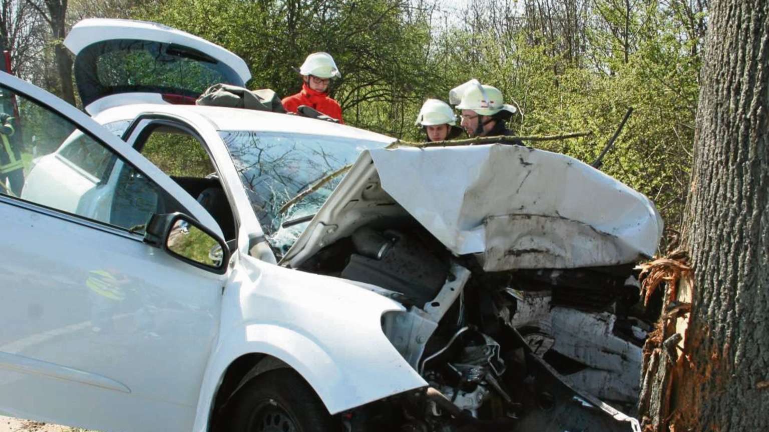 Unfall In Stemwede: Auto Prallt Gegen Baum - Verletzte In Bad Essen? Unfall In Stemwede: Auto Prallt Gegen Baum - Verletzte In Bad Essen?
