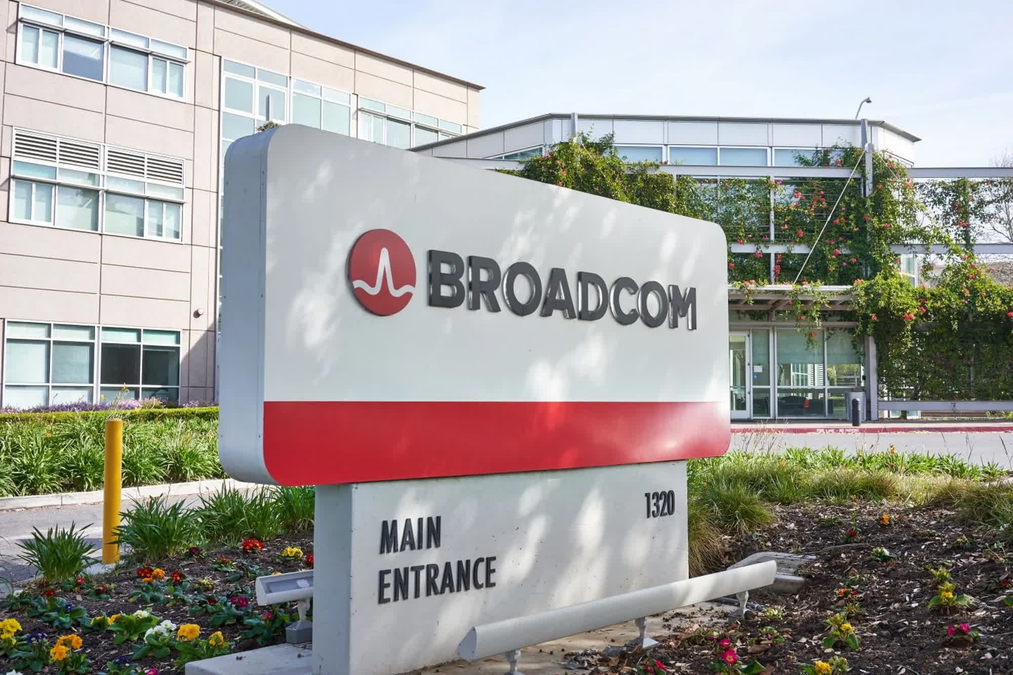 VMware Price Hike: AT&T Calls Out Broadcom's Extreme Pricing VMware Price Hike: AT&T Calls Out Broadcom's Extreme Pricing