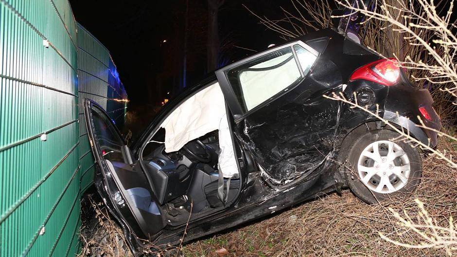 Verkehrsunfall In Stemwede: Autofahrer Verletzt Sich Bei Baumkollision Verkehrsunfall In Stemwede: Autofahrer Verletzt Sich Bei Baumkollision