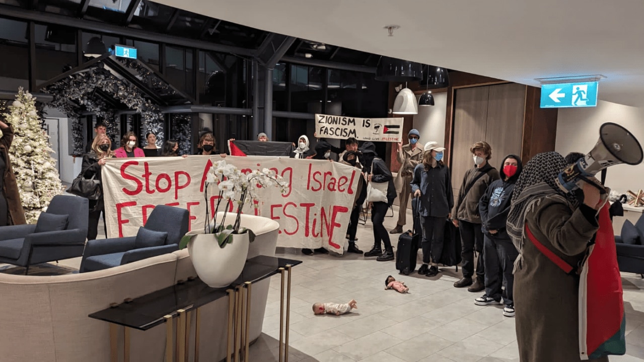 Vetrine Di Ristoranti Palestinesi Distrutte, 200 Manifestanti Protestano Vetrine Di Ristoranti Palestinesi Distrutte, 200 Manifestanti Protestano