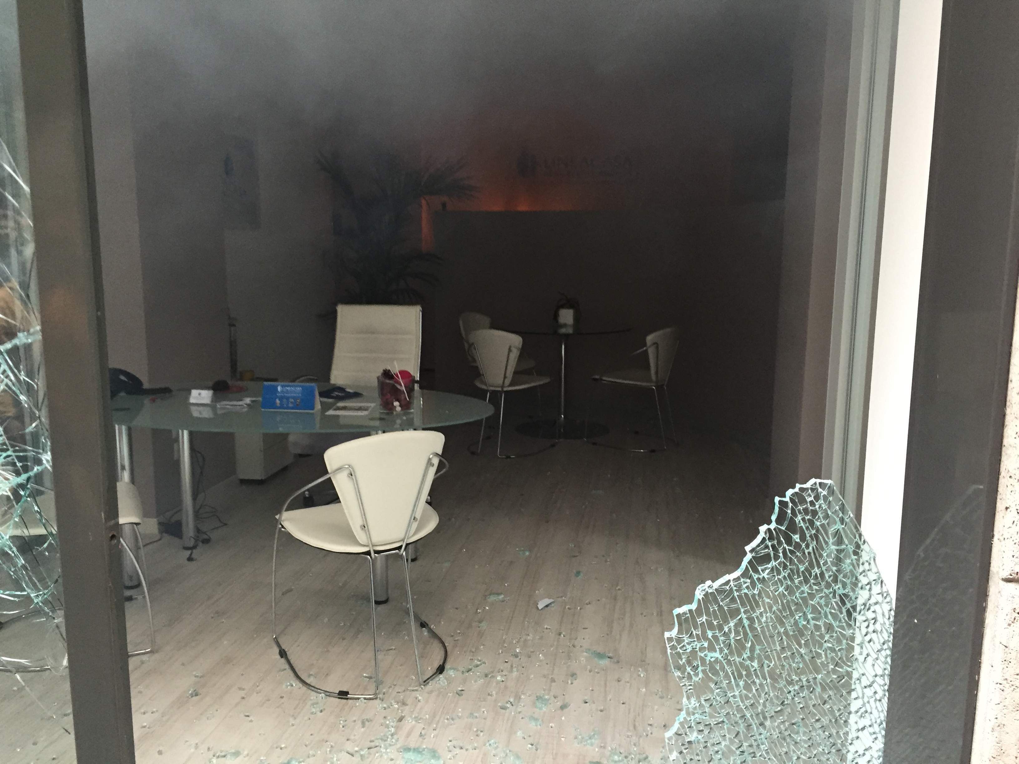 Vetrine Spaccate: 200 Manifestanti Protestano Contro Attacchi A Ristoranti Palestinesi Vetrine Spaccate: 200 Manifestanti Protestano Contro Attacchi A Ristoranti Palestinesi
