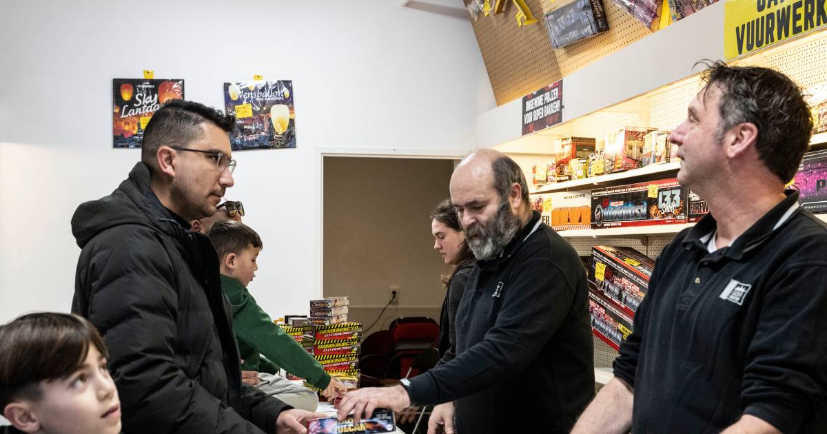 Volharden In Traditie: Ondanks Verbod Kopen Veel Nederlanders Vuurwerk Volharden In Traditie: Ondanks Verbod Kopen Veel Nederlanders Vuurwerk
